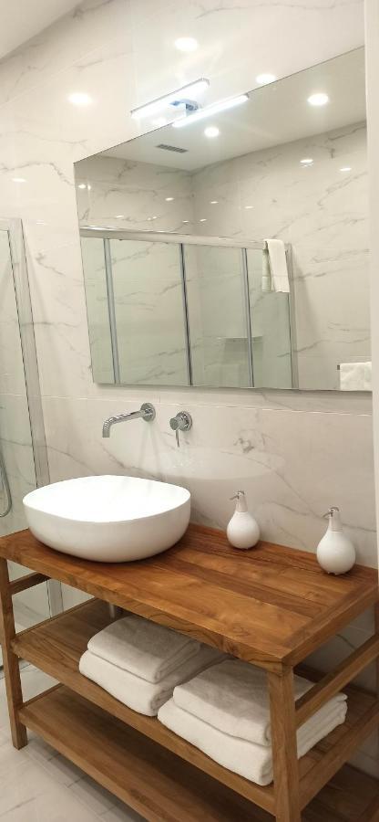 Elegant Basement Suite Orosei Ngoại thất bức ảnh