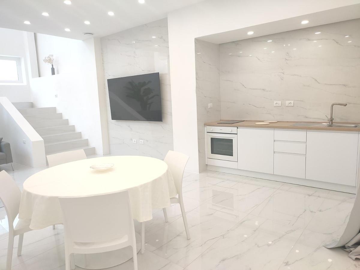 Elegant Basement Suite Orosei Ngoại thất bức ảnh